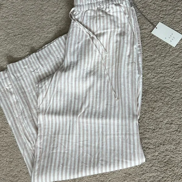 Target Beachy Striped Beige and White Pants - Picture 1 of 3